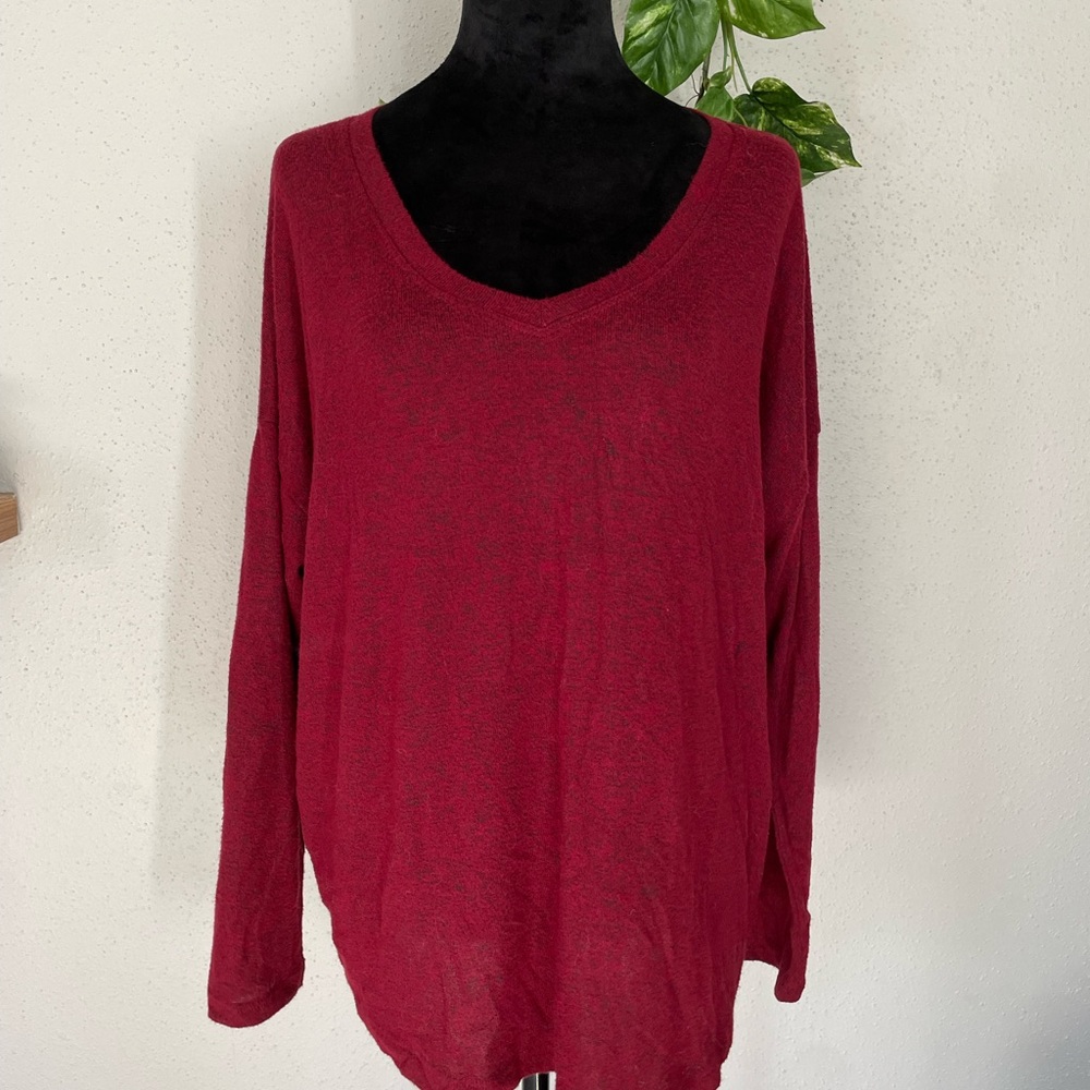 Well Worn women’s blouse wine red Size L V neck soft, light and casual